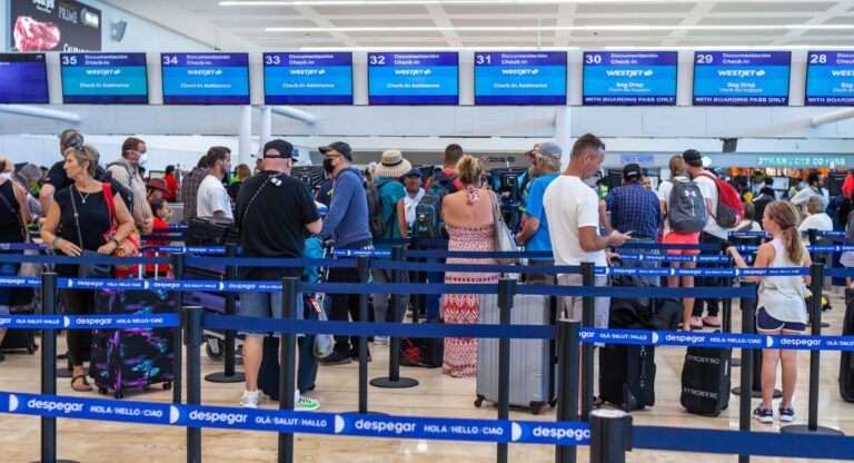 Les files d&rsquo;attente à l&rsquo;immigration durent moins de 30 minutes à Cancún ? Voici ce qui a été amélioré et ce qui cause encore des retards