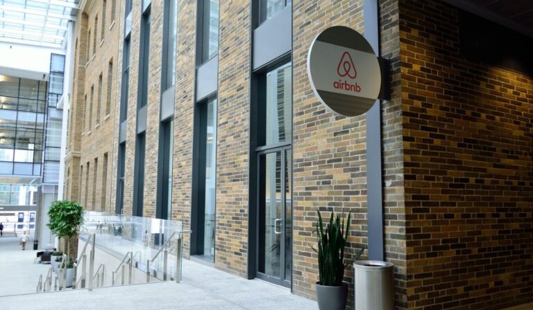 L&rsquo;Espagne impose une amende massive de 75 millions de dollars à Airbnb