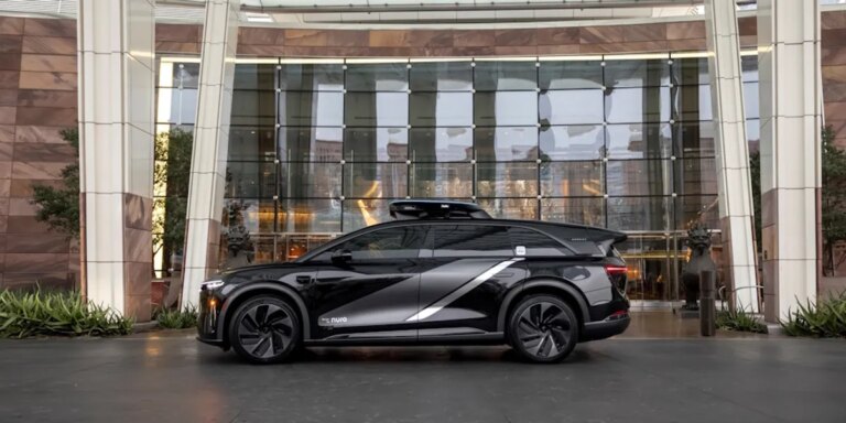 Uber, Nuro et Lucid confirment les tests de robotaxi sur route
