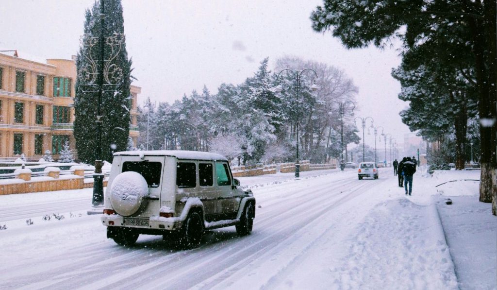voiture roulant sur la neige