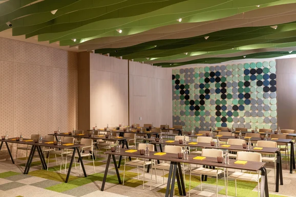 nhow_Lima_Meeting-Rooms_Snake-Amaru_Classroom_Setup_Green-3680x2456-1-1920x1281