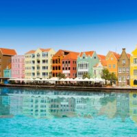 10 meilleurs endroits à visiter dans les Caraïbes pour la beauté naturelle, la riche histoire et le charme de la ville balnéaire