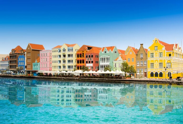 10 meilleurs endroits à visiter dans les Caraïbes pour la beauté naturelle, la riche histoire et le charme de la ville balnéaire