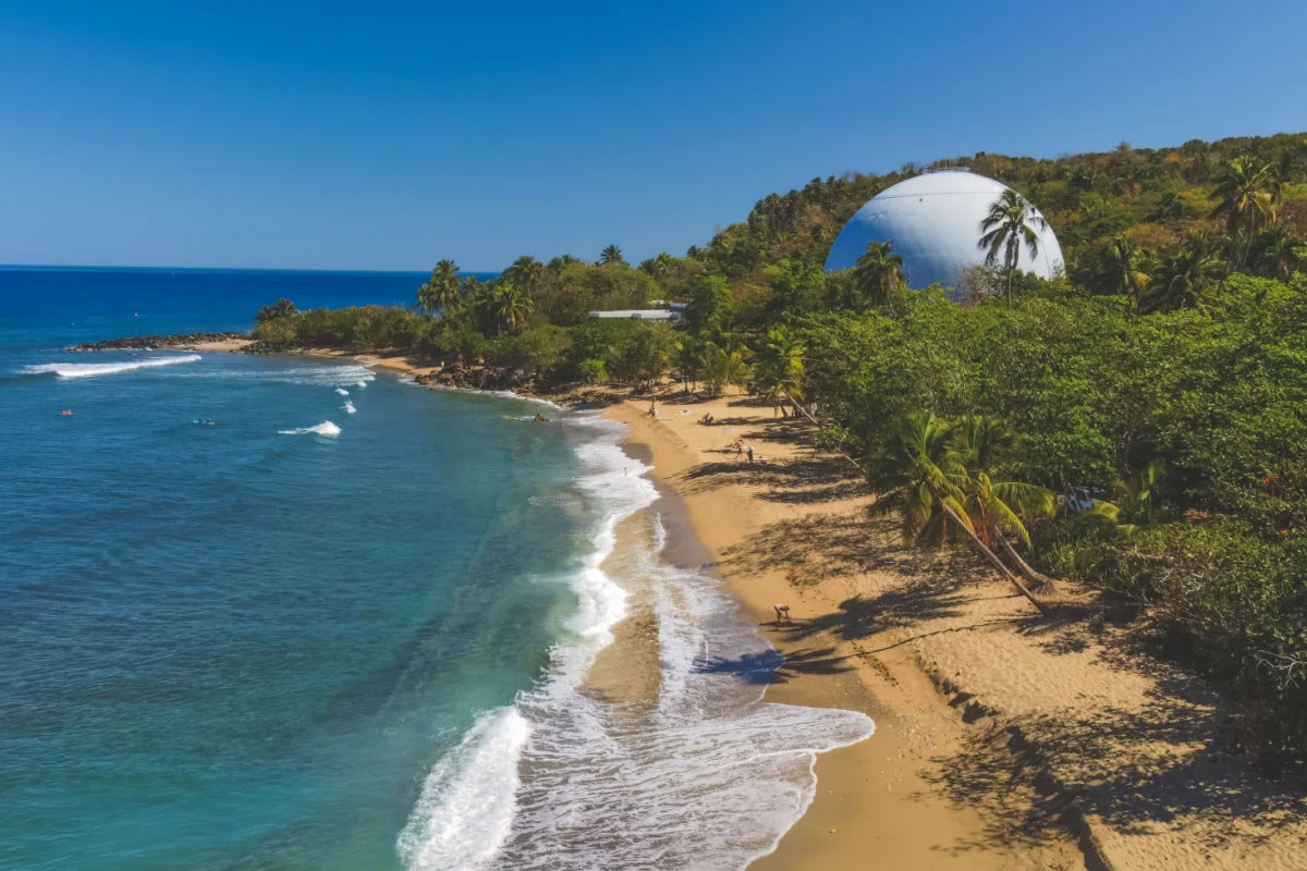 Une vue tranquille sur la plage de Domes à Rincon Puerto Rico par une journée calme
