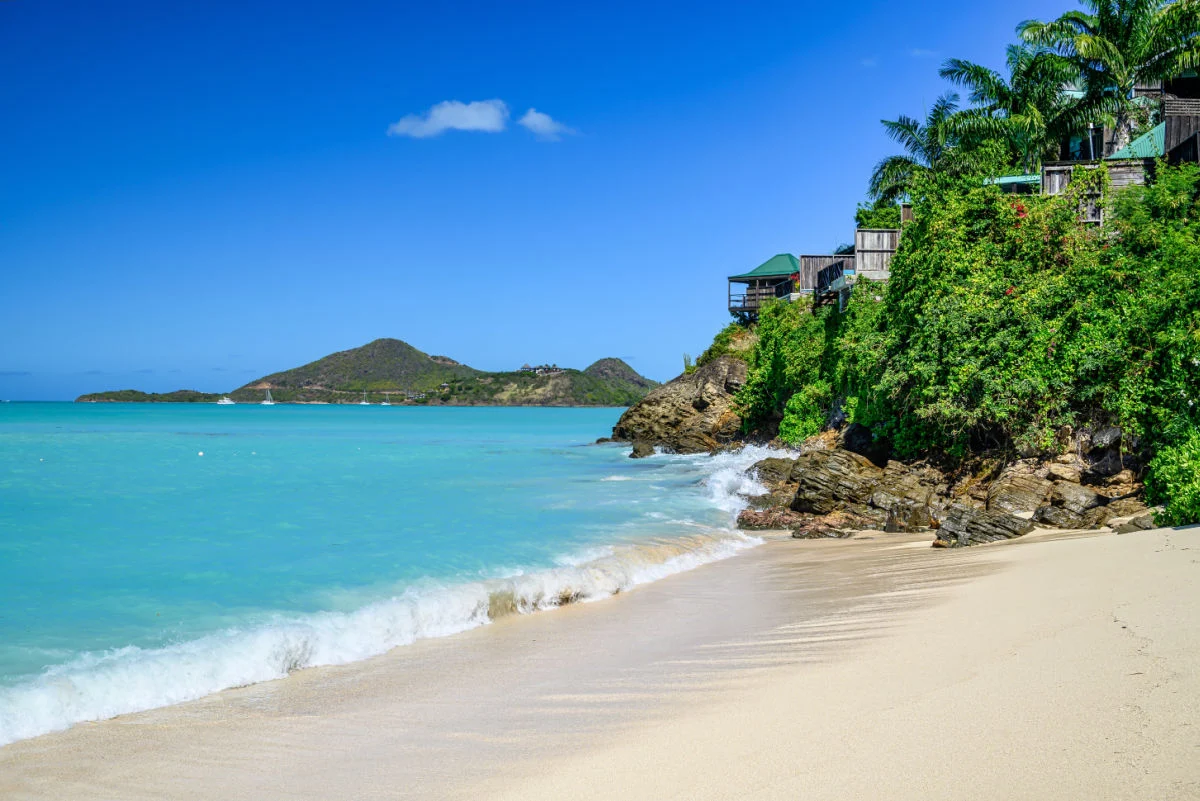 Jolly Beach, une plage d'Antigua dans les Caraïbes avec une mer bleu azur