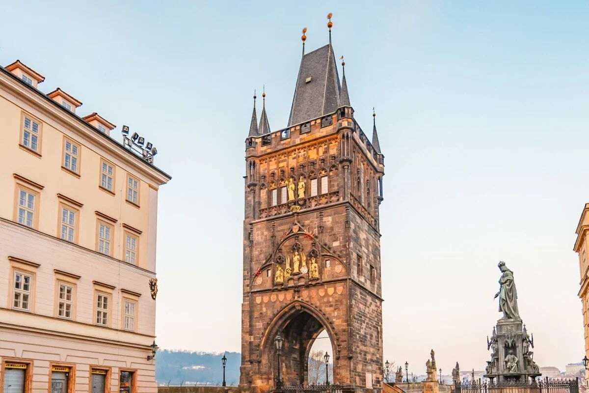 Vue de la ville de Prague avec la tour du pont de la vieille ville sur le pont Charles à Prague