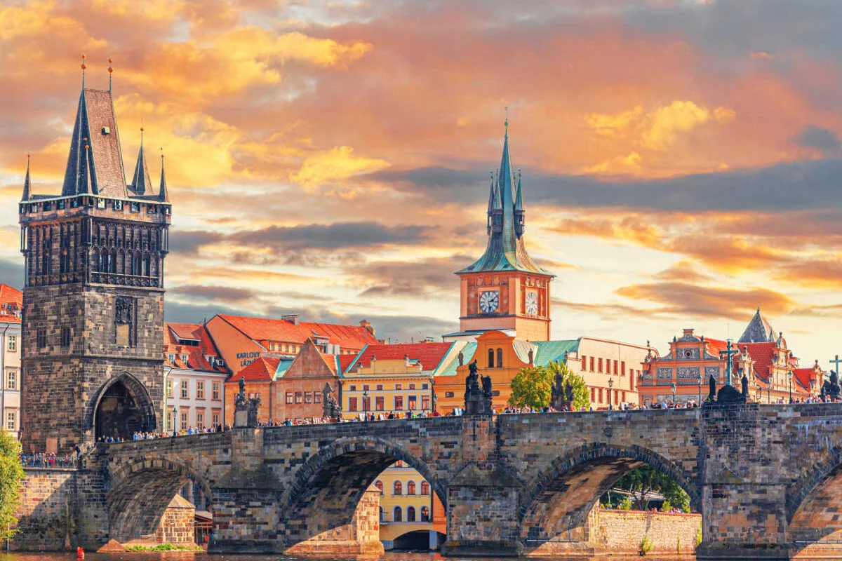Paysage urbain historique de Prague le long de la rivière