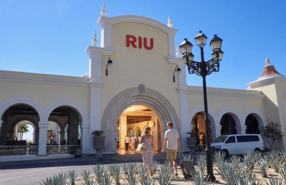 2 touristes américains entrant dans le hall du Riu Sante Fe à Losa Cabos