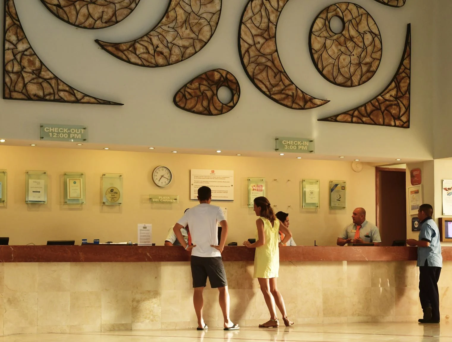 Des voyageurs américains déposent une plainte à la réception d'un complexe hôtelier à Riviera Maya