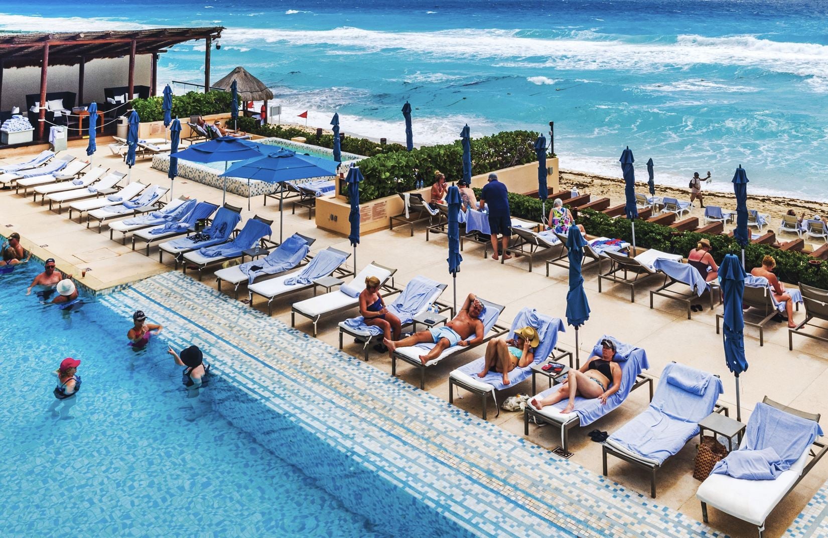 Des vacanciers américains profitent de la piscine d’un complexe hôtelier à Cancun