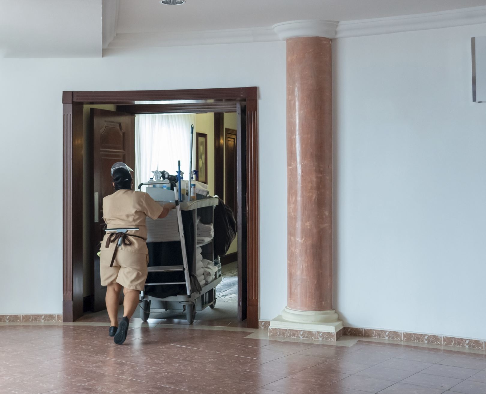 Le ménage entre dans la chambre du complexe pour le nettoyage au complexe de Cabo San Lucas