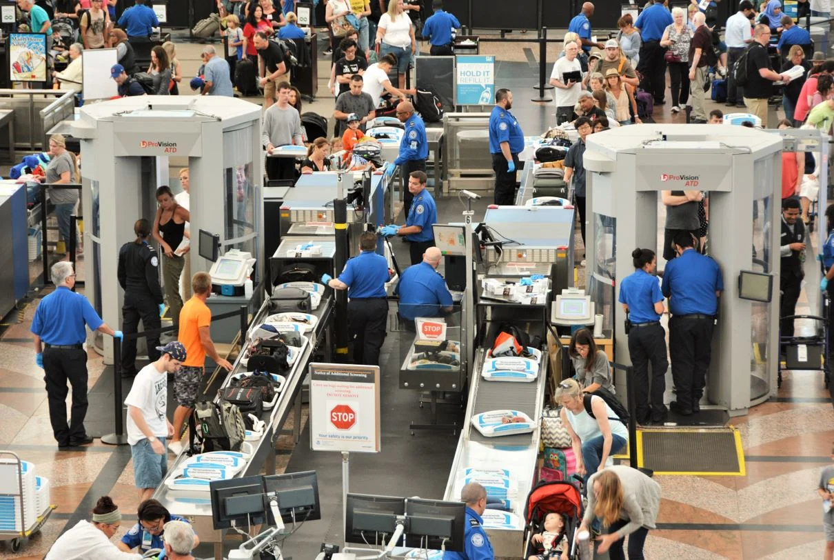 Point de contrôle TSA alors que les voyageurs américains quittent les États-Unis. 