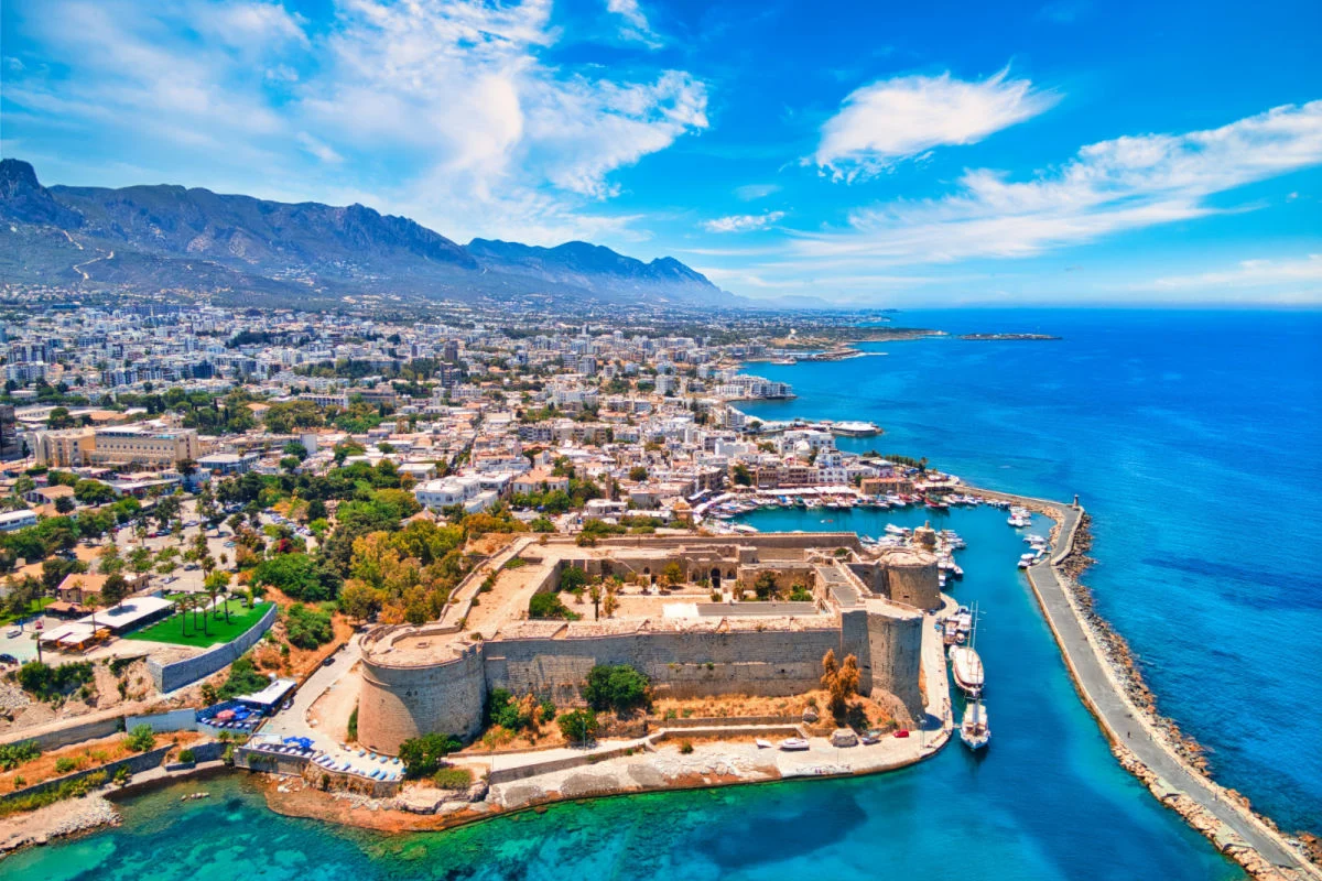 Château de Kyrenia dans le vieux port de Chypre du Nord par une journée ensoleillée avec un ciel clair