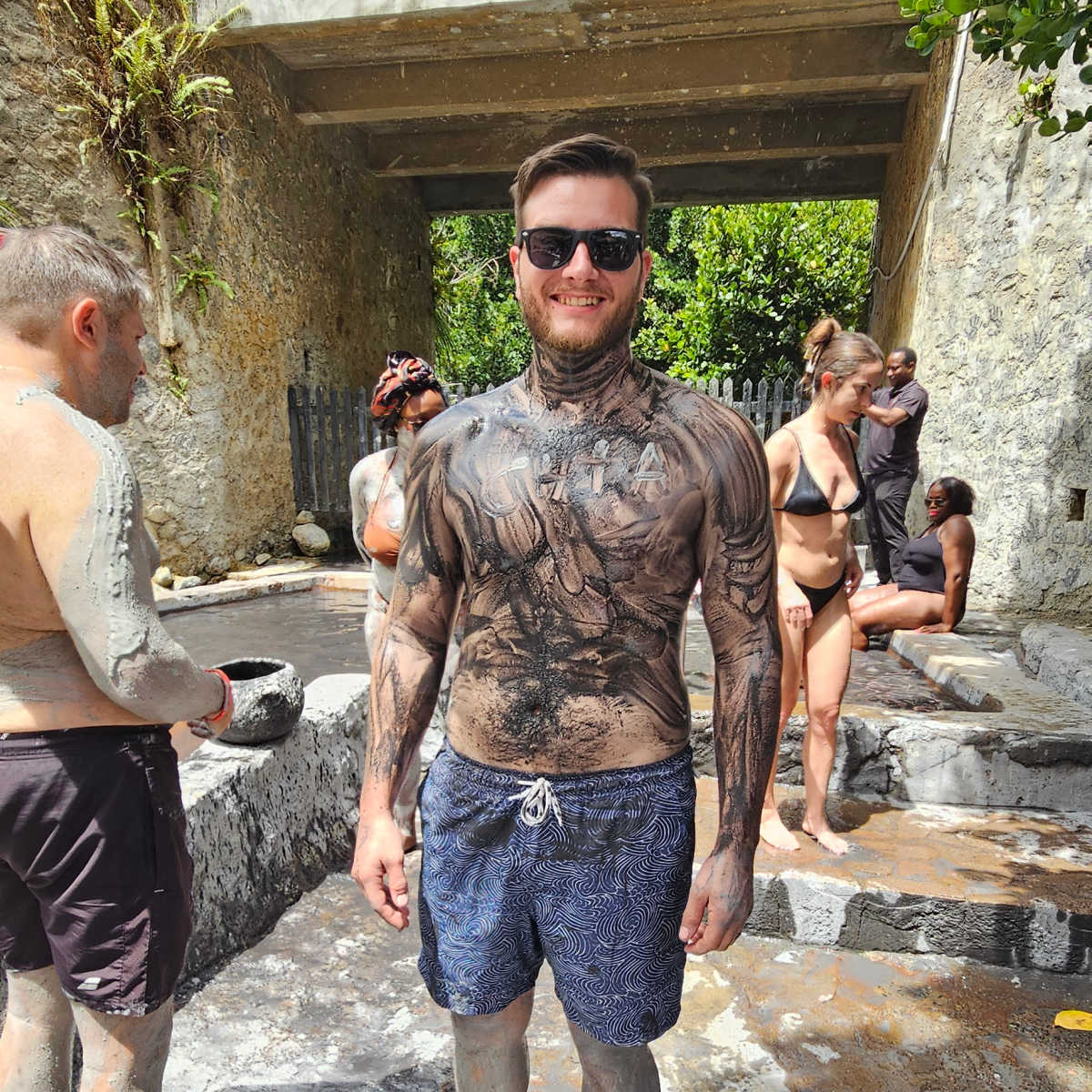 Tyler Fox, rédacteur en chef, couvert de boue à Sulphur Springs à Sainte-Lucie