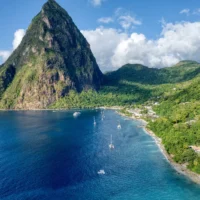 Oubliez la Méditerranée, évadez-vous à l&rsquo;étranger dans ce sanctuaire des Caraïbes pour ses montagnes spectaculaires et ses complexes hôteliers en plein air dans la jungle.