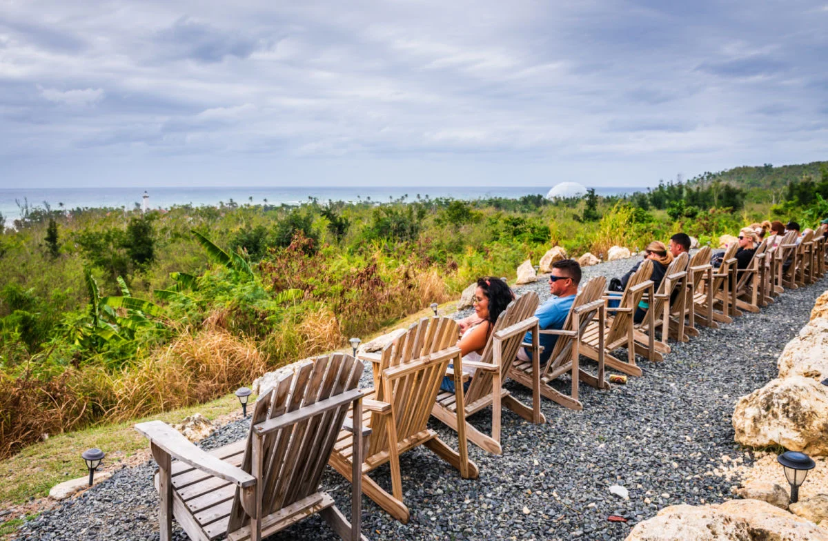 Rangée de chaises Adirondack installées pour admirer les couchers de soleil à Rincon, Porto Rico