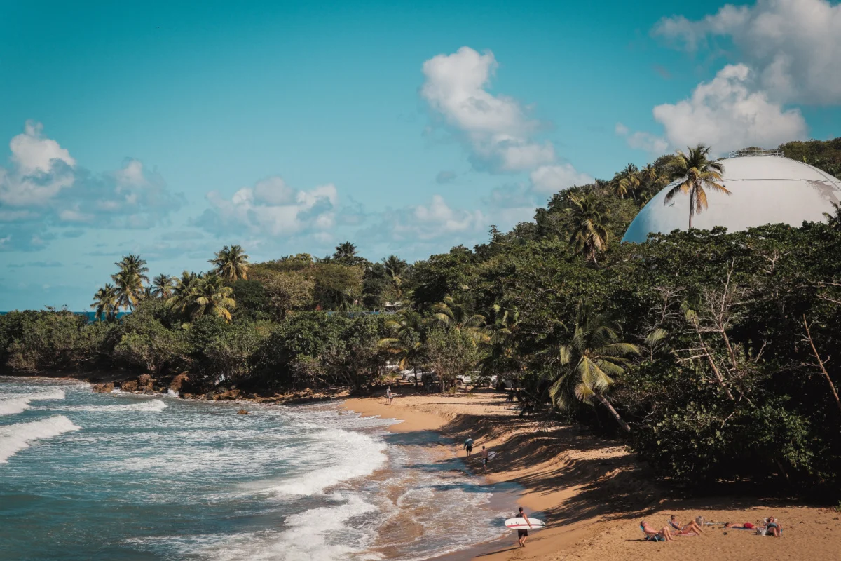 Rincon, plage de Porto Rico avec des surfeurs par une journée ensoleillée