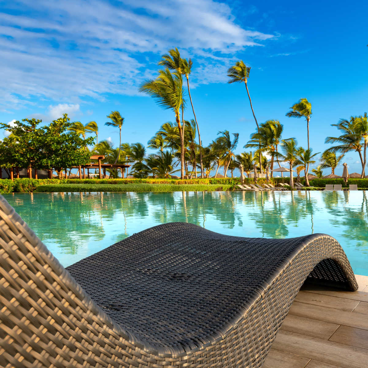 Chaise longue-à-Punta-Cana-resort-pool.j