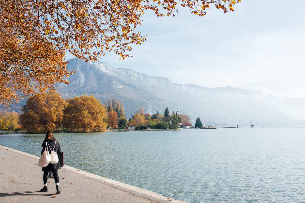 Lac d'Annecy à l'automne, France