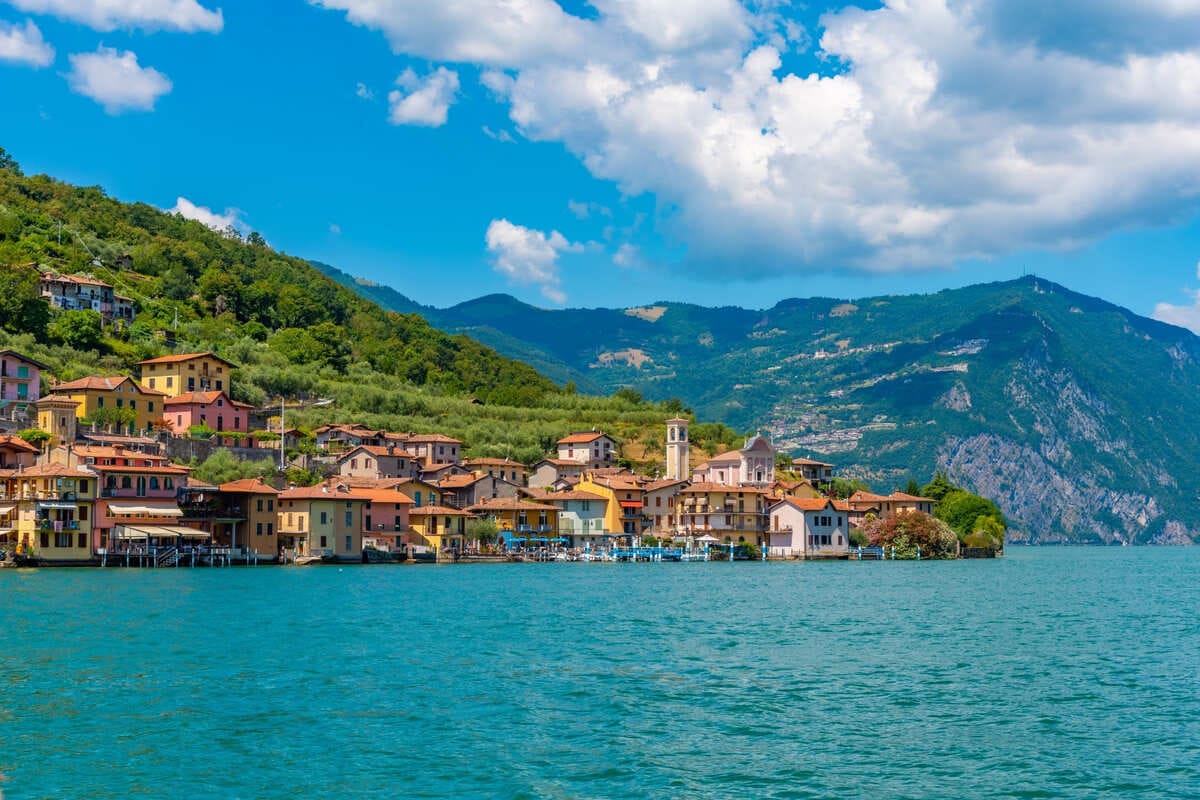 Vue pittoresque d'un village sur Monte Isola, lac d'Iseo, Italie