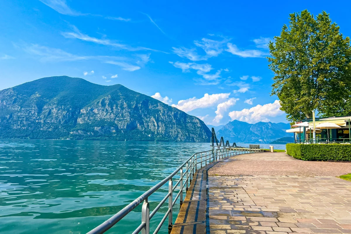 Eaux turquoise du lac d'Iseo, Italie