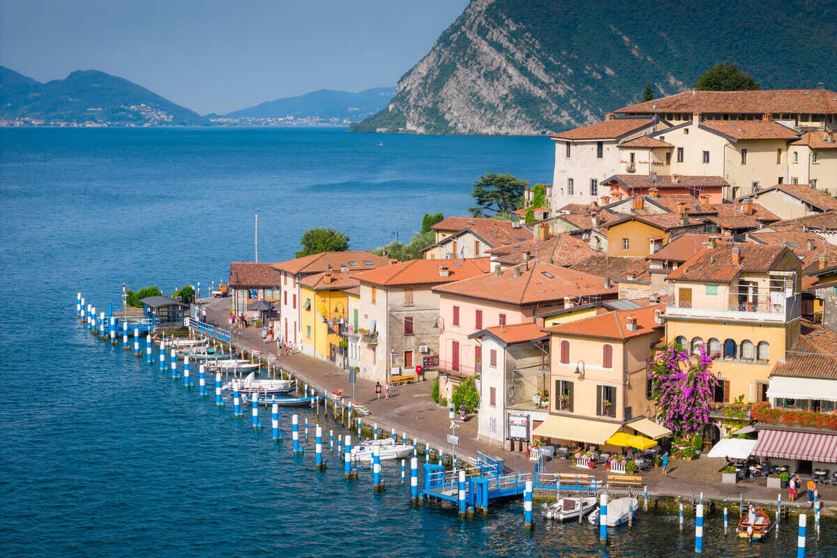 Village pittoresque sur Monte Isola, lac d'Iseo, Italie