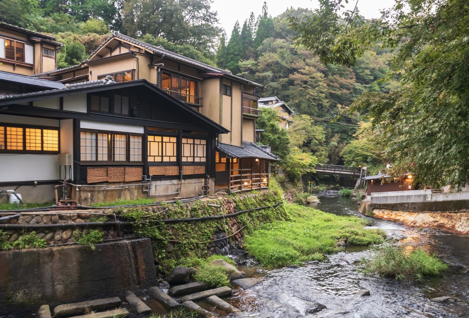 Destination de voyage célèbre pour la ville thermale idyllique de Kyushu