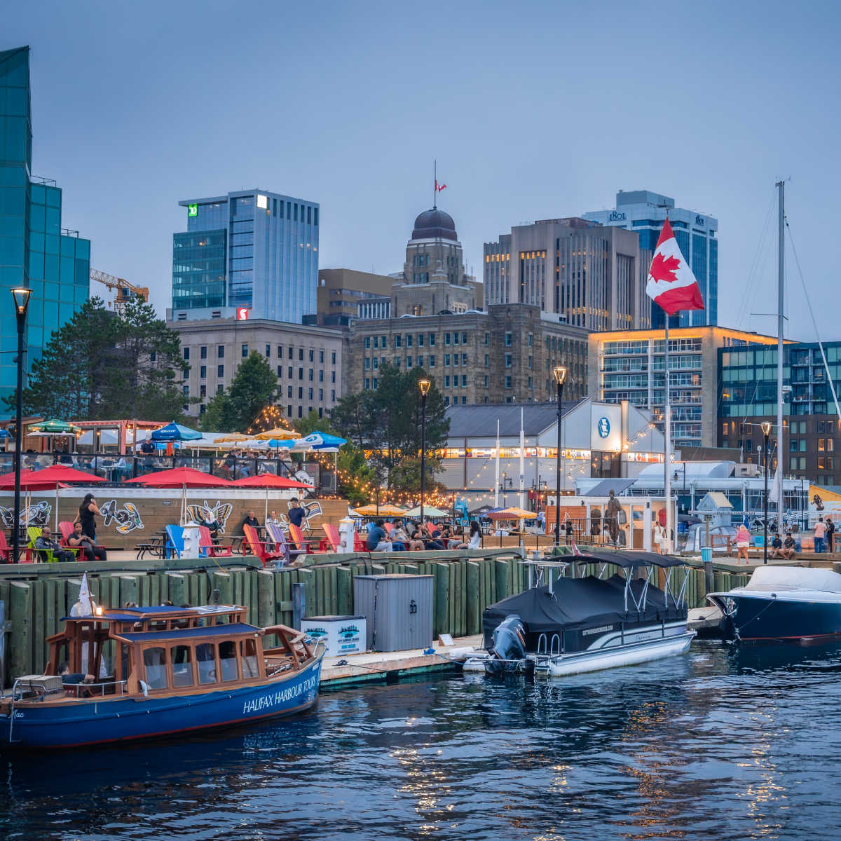 Bateaux-et-restaurants-au-bord-de-l'eau-au-centre-ville-d'Halifax-Nouvelle-Écosse