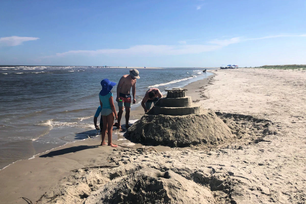 Tyler Fox et sa famille construisent un château de sable à Fripp Island, en Caroline du Sud