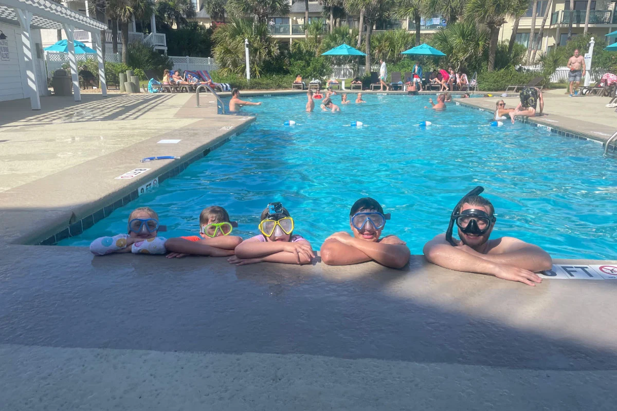 Tyler Fox avec ses nièces et neveux à la piscine de Fripp Island, Caroline du Sud