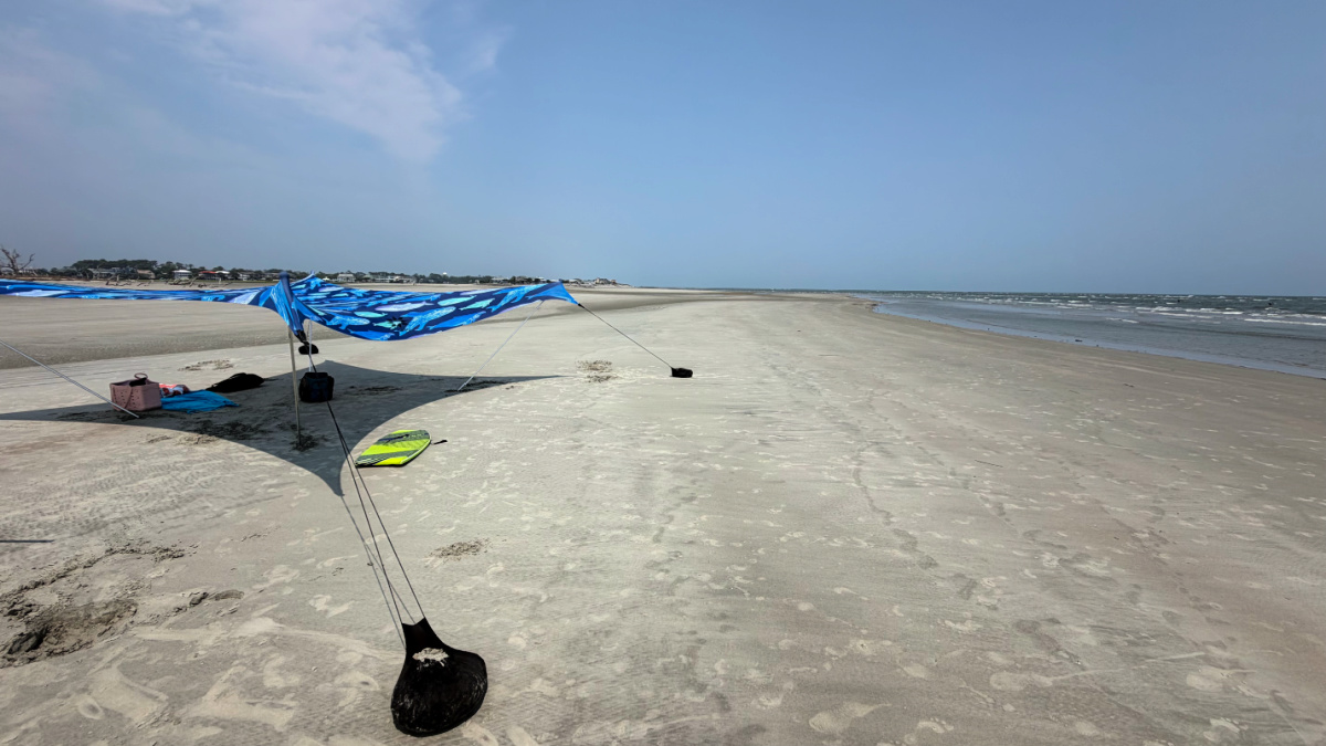 Tente solaire installée sur Pritchard's Island, Caroline du Sud, avec plage vide