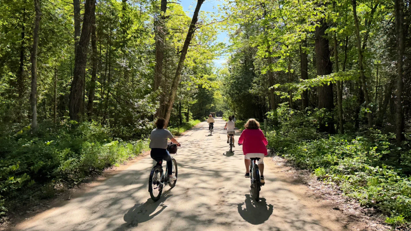 Faire du vélo sur l'île Mackinac. Photo de Tyler Fox