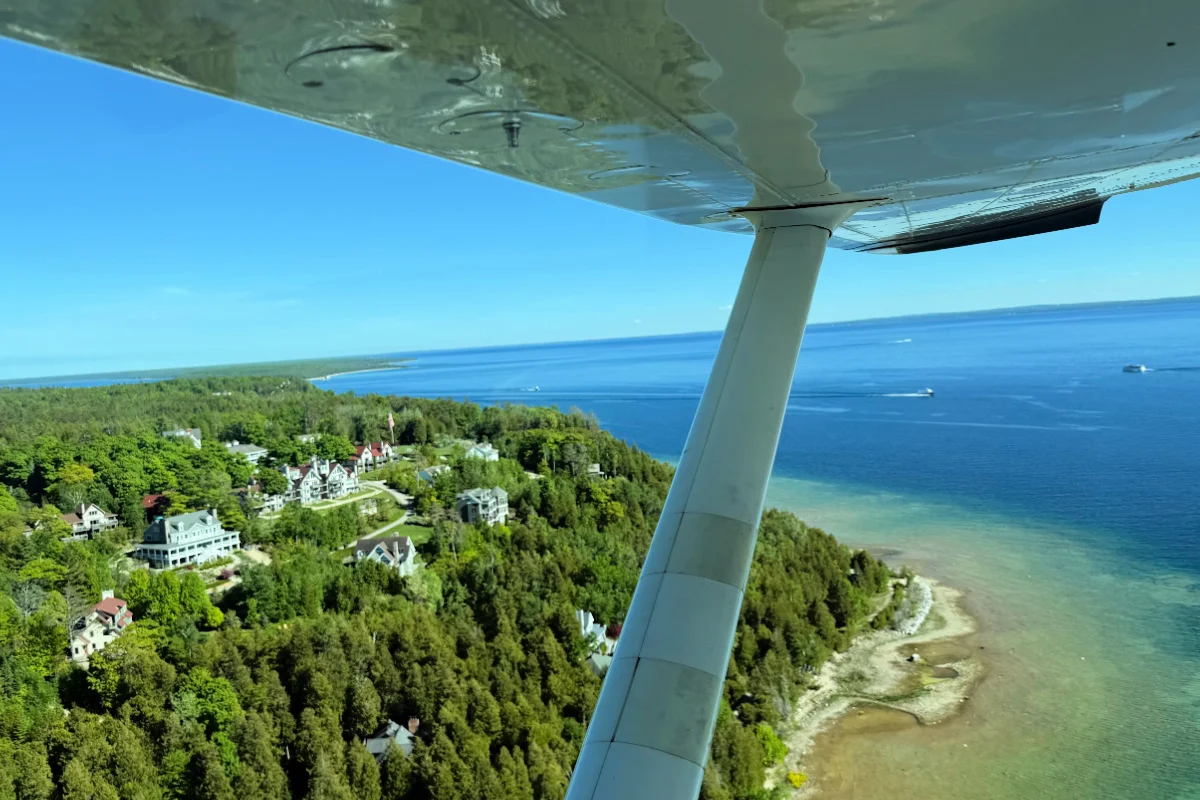 Vol vers l'île Mackinac à bord d'un avion de type Puddle Jumper. Photo de Tyler Fox