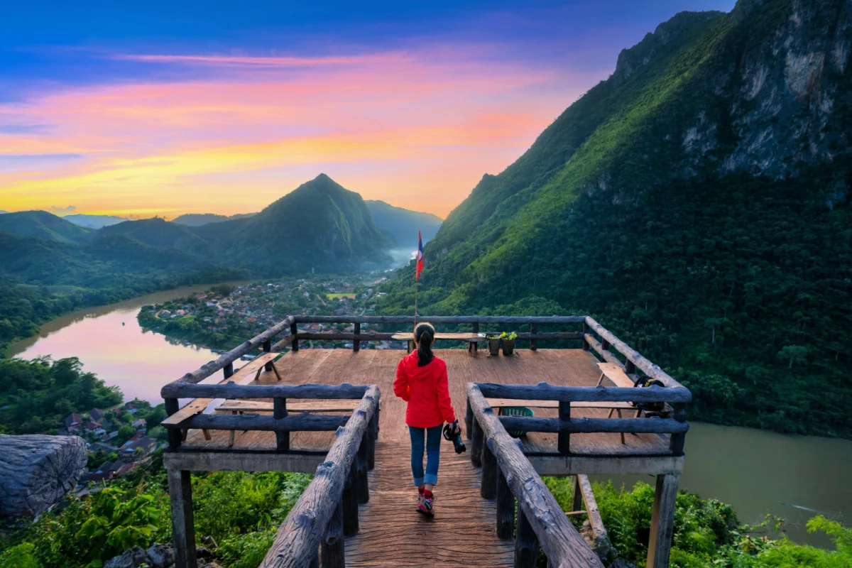 Randonnée touristique au point de vue de Pha Chom Nang à Nong Khiaw, Laos.