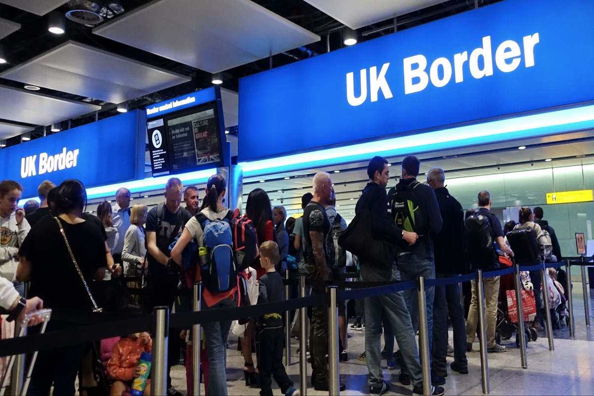 Passagers faisant la queue avant de traverser la frontière britannique, Royaume-Uni