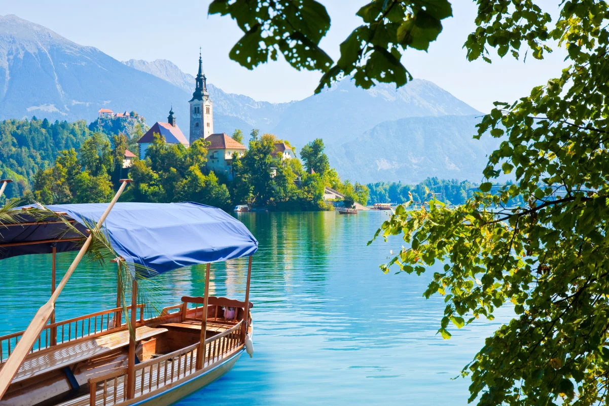 Bateaux typiques en bois, appelés Pletna en slovène, dans le lac de Bled, le lac le plus célèbre de Slovénie avec la petite île de l'église