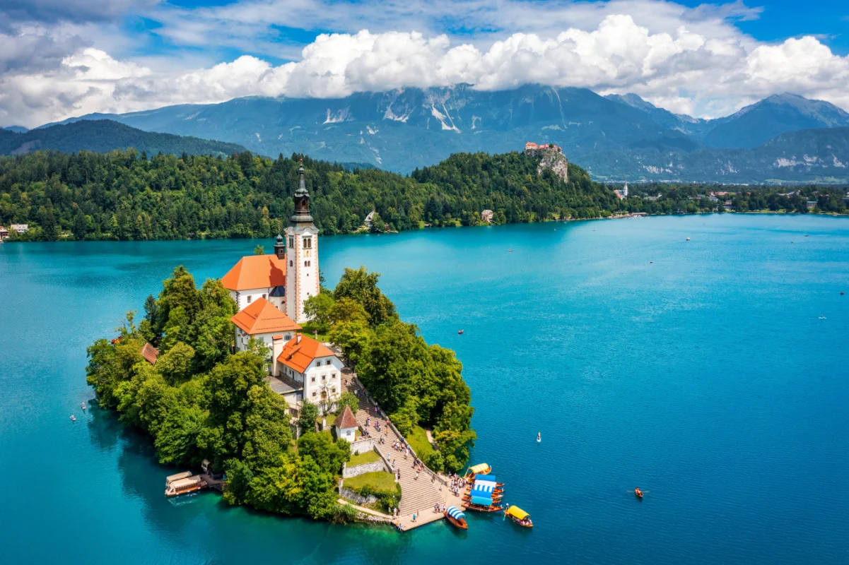 Lac Bled en Slovénie. Belles montagnes et lac de Bled avec petite église de pèlerinage. Lac de Bled et île avec église de pèlerinage de l'Assomption de Maria. Bled, Slovénie, Europe.