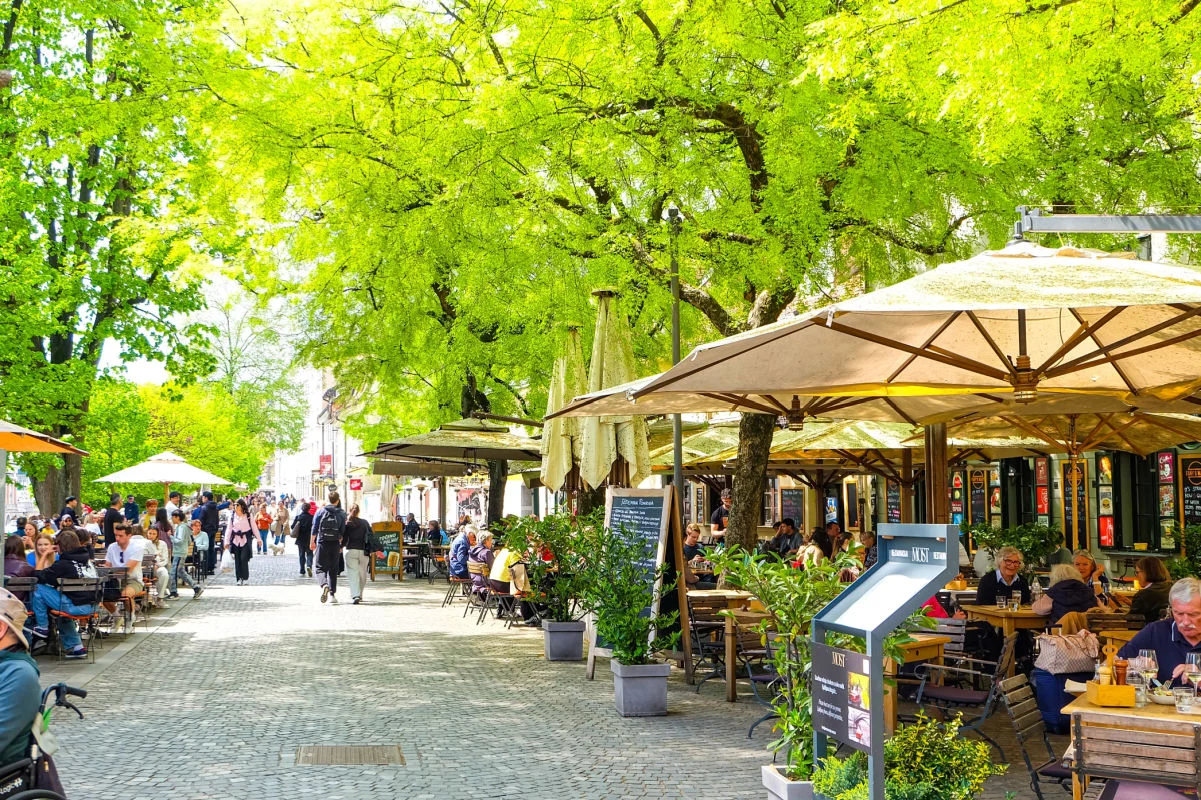 Bars, cafés et restaurants le long de la rivière Ljubljanica, Ljubljana, Slovénie