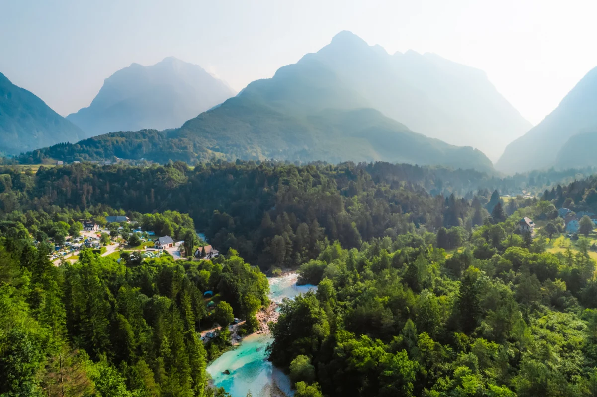Magnifique rivière Soca et gorge dans la forêt verte, Bovec, Slovénie. Destination kayak en Slovénie dans le parc national du Triglav