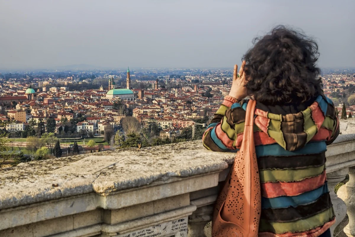 Une femme prenant une photo de Vicence depuis un point de vue, Italie
