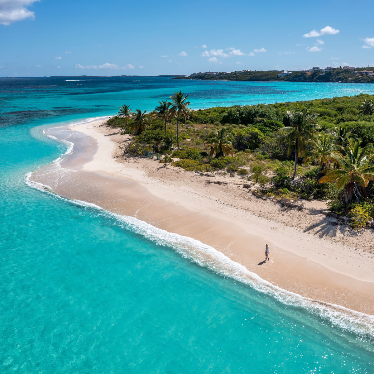 Amateur de plage solitaire marchant le long du rivage à Anguilla