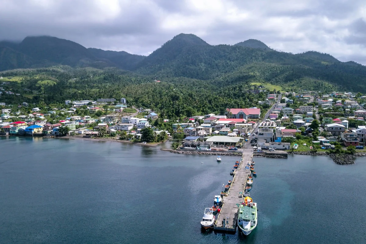 Vue panoramique sur le littoral de la ville de Portsmouth, Caraïbes, Dominique