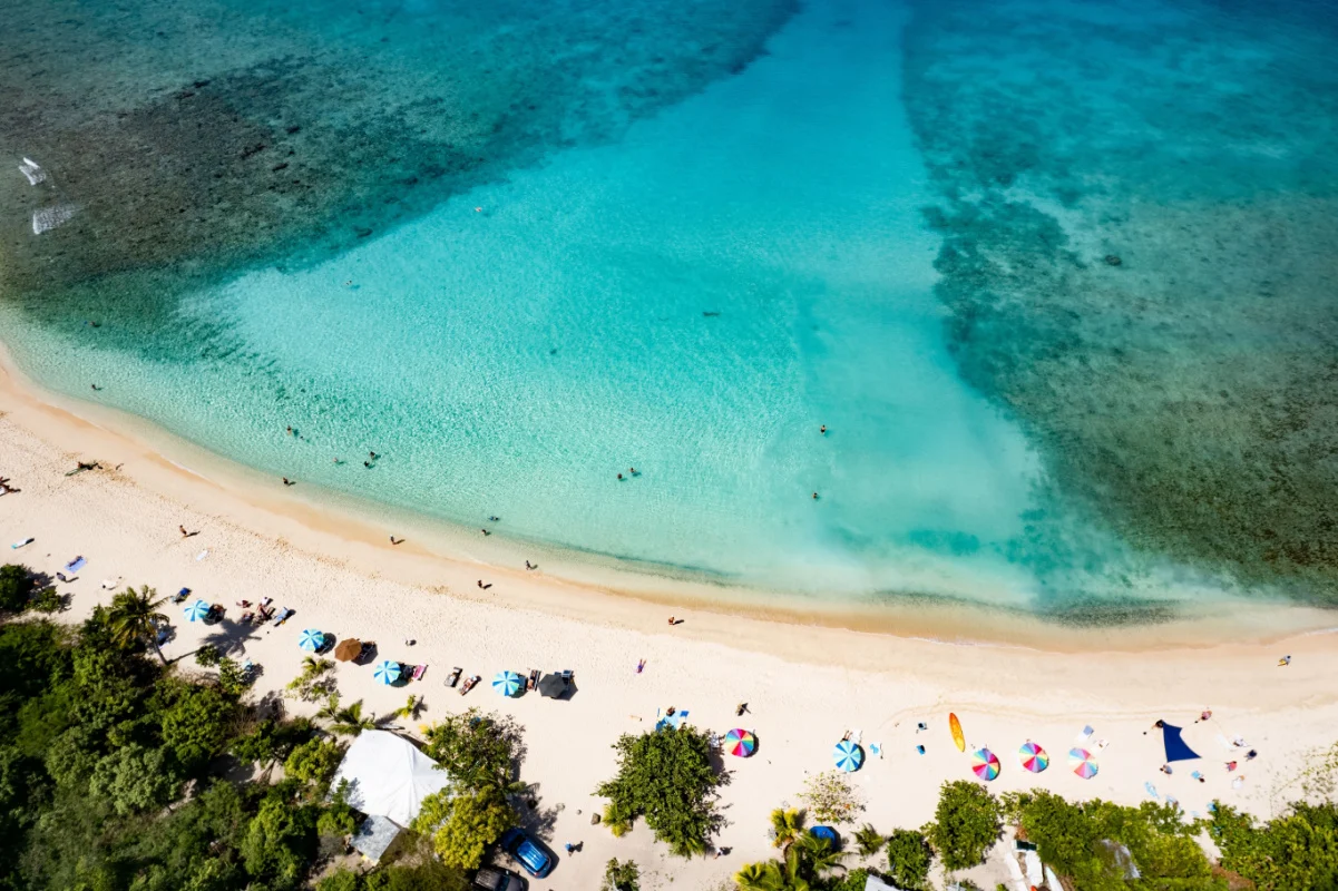 Vue aérienne de la plage de Smuggler's Bay à Tortola, dans les îles Vierges britanniques, avec un littoral époustouflant aux teintes vibrantes de bleu et de turquoise