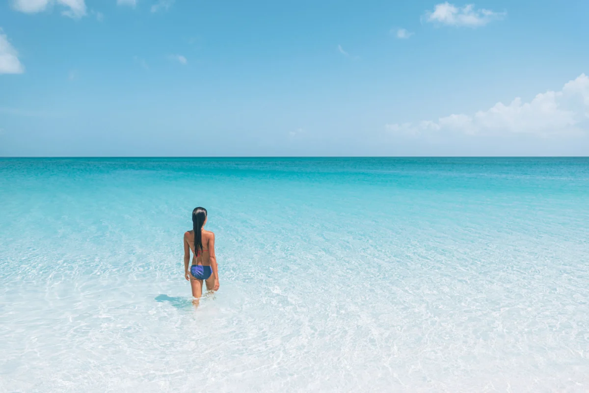 Femme entrant dans l'océan à South Caicos, Turks et Caicos