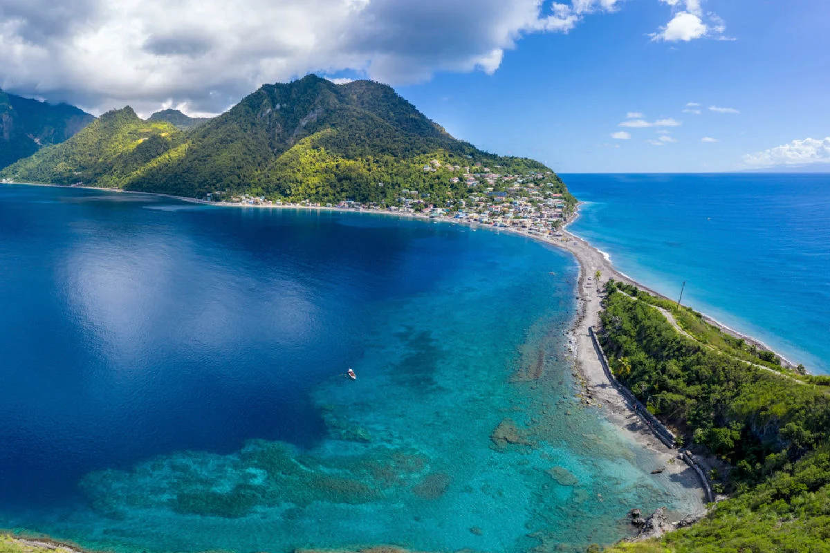Scotts Head, Dominique, Antilles. Sur le côté gauche se trouve la mer des Caraïbes, sur le côté droit se trouve l'océan Atlantique.
