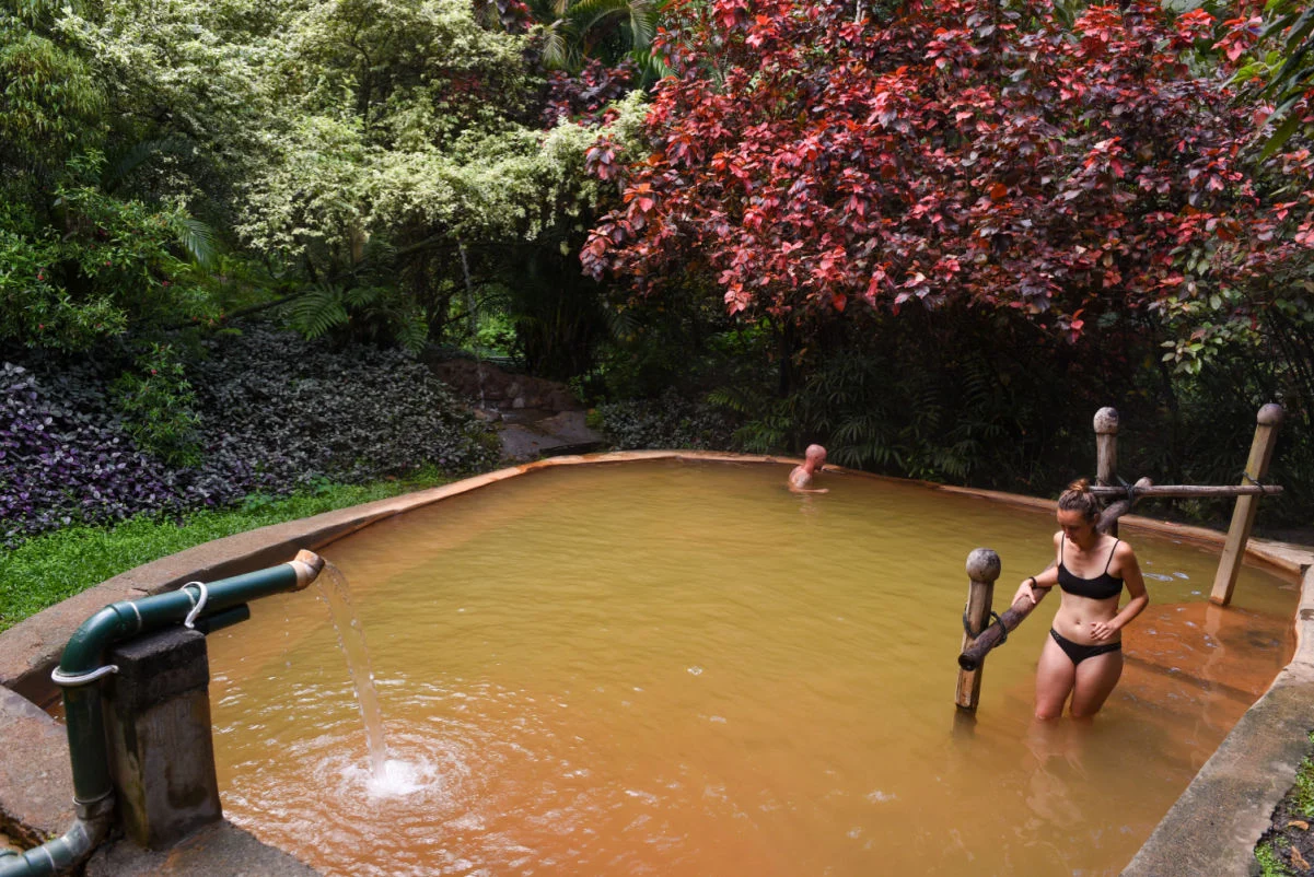 Wotten Waven, Dominique touristes sur la piscine du spa Ti Kwen Glo Cho à Wotten Waven, Dominique