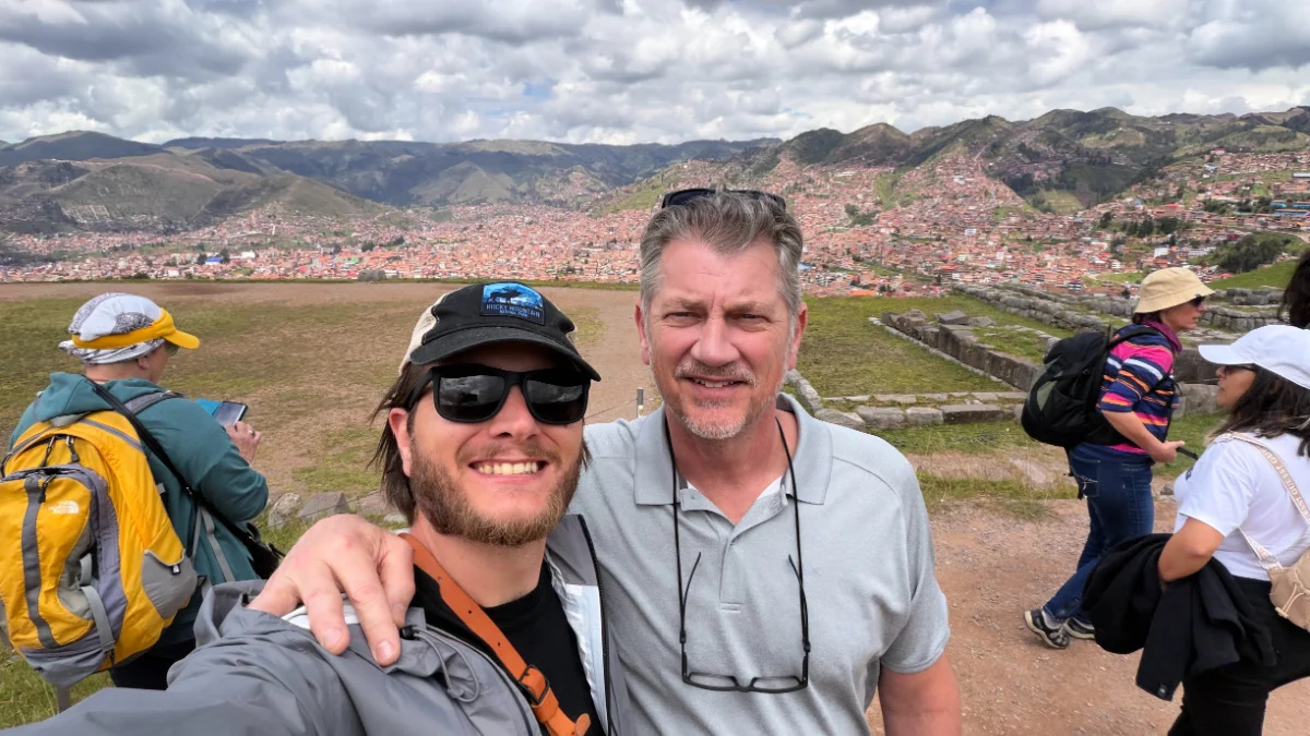 Tyler Fox et Tim Fox dans des ruines surplombant Cusco, au Pérou. Photo de Tyler Fox