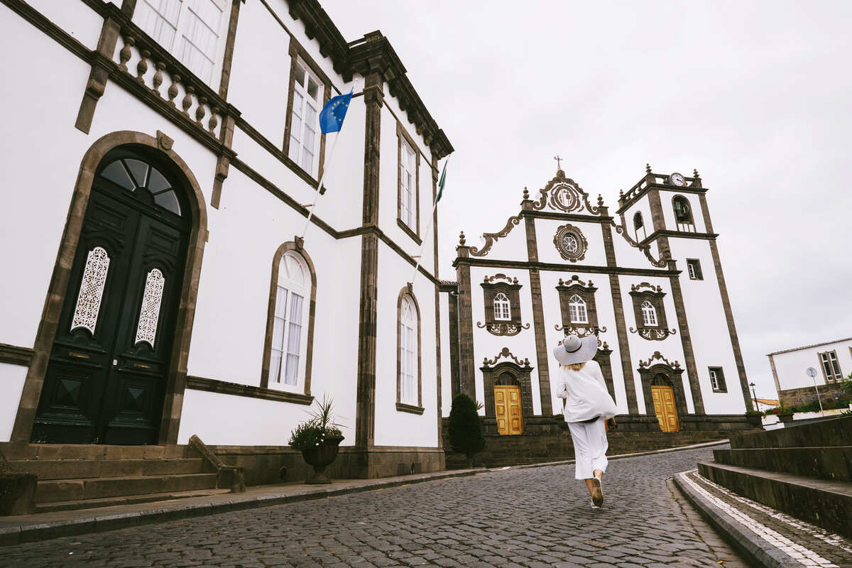 Bâtiments blanchis à la chaux à Ponta Delgada, Açores, Portugal