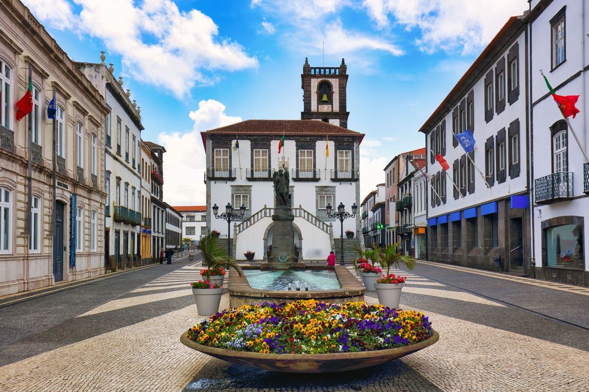 Charmante place de la vieille ville à Ponta Delgada, Açores, Portugal