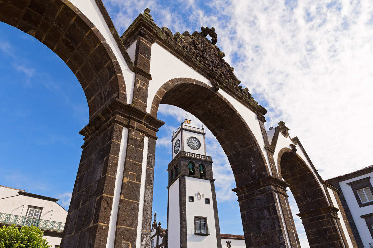 Les célèbres trois arches de Ponta Delgada, Açores, Portugal